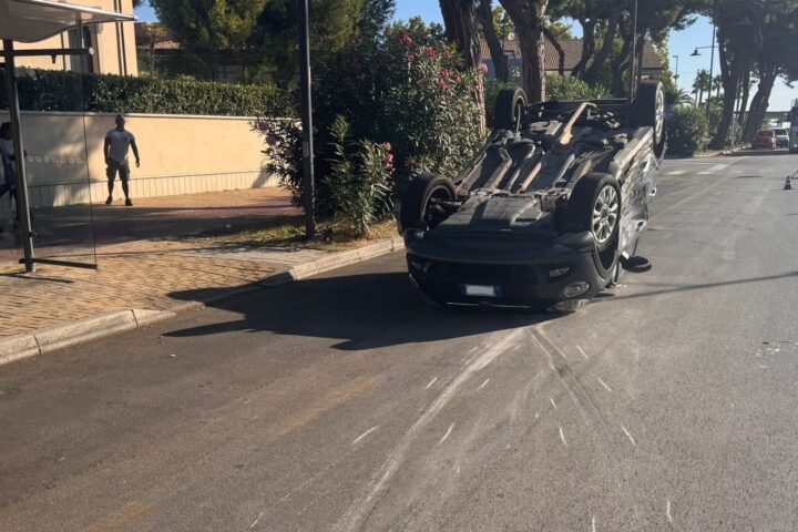 incidente auto si ribalta