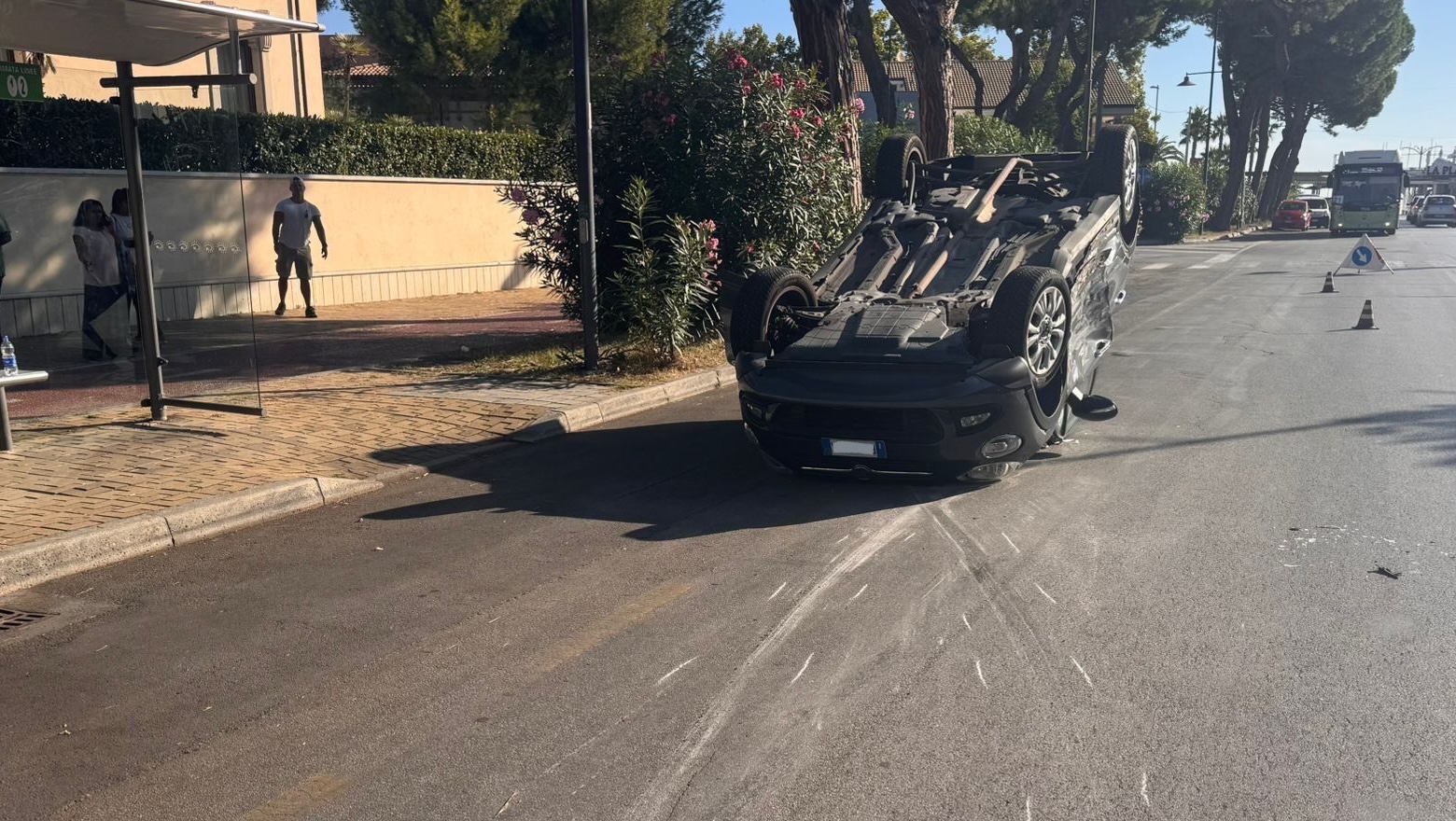 incidente auto si ribalta