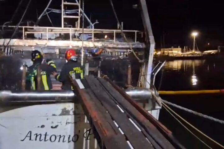 vigili del fuoco su peschereccio