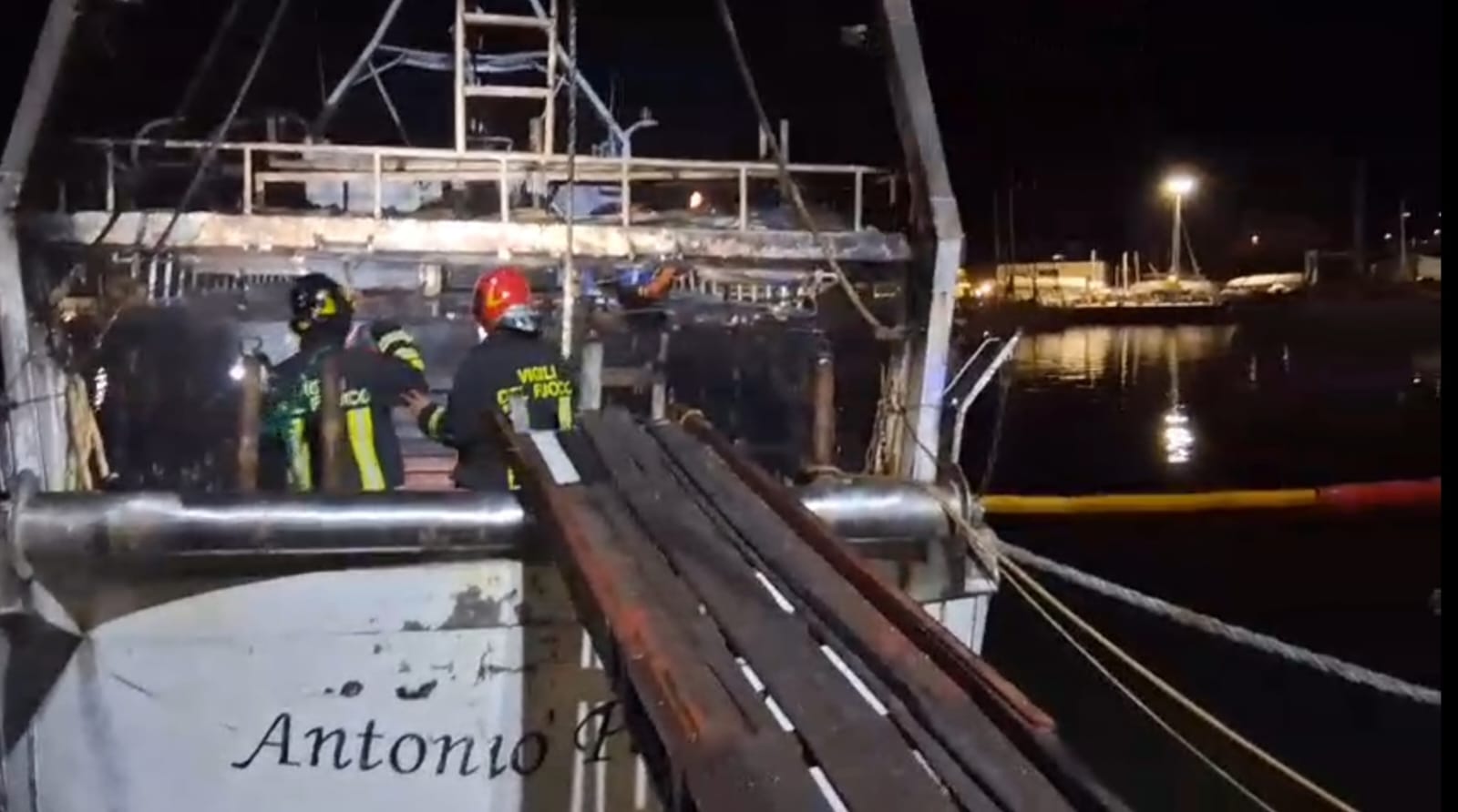 vigili del fuoco su peschereccio