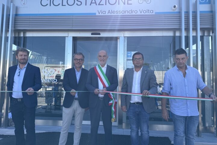 Pescara inaugura la nuova Ciclostazione in via Volta: un parcheggio pubblico da 40 posti per le biciclette