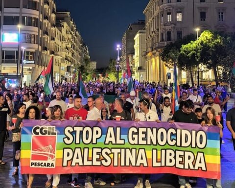 Pescara, in 1.500 alla fiaccolata per la Palestina: "Fermiamo il massacro a Gaza"