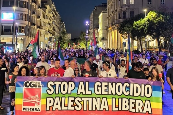 Pescara, in 1.500 alla fiaccolata per la Palestina: "Fermiamo il massacro a Gaza"