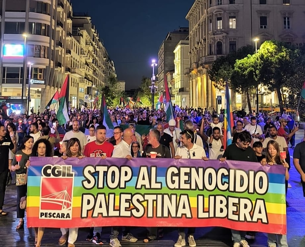 Pescara, in 1.500 alla fiaccolata per la Palestina: "Fermiamo il massacro a Gaza"