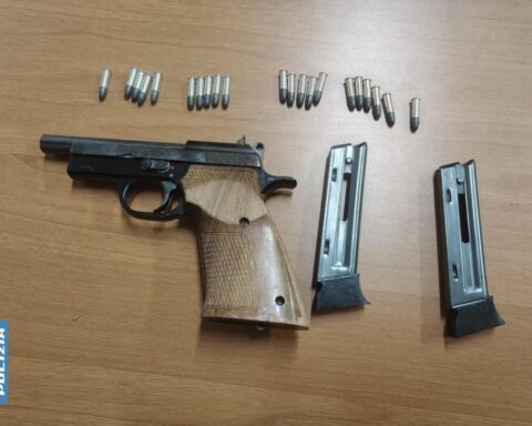 Pescara, la Polizia trova una pistola con caricatori e proiettili nascosta vicino al cimitero di San Silvestro