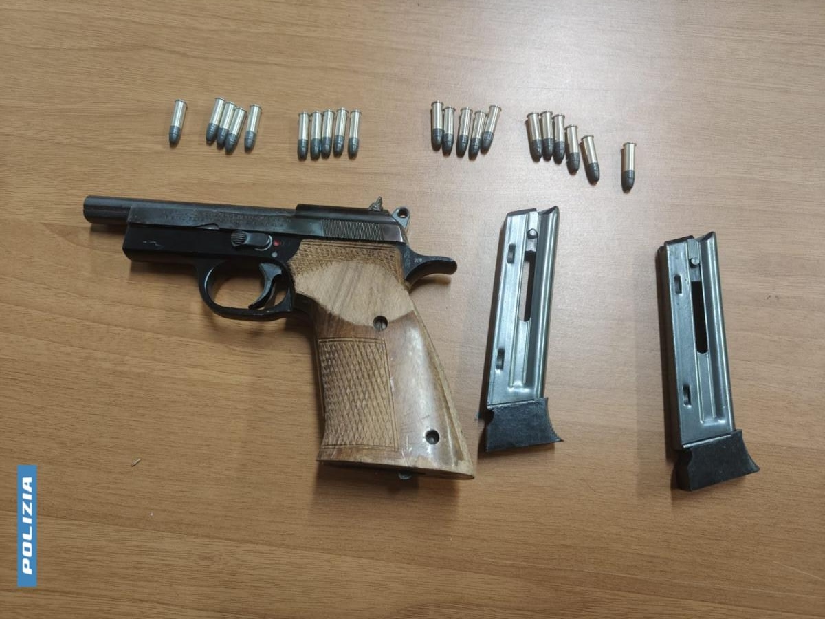 Pescara, la Polizia trova una pistola con caricatori e proiettili nascosta vicino al cimitero di San Silvestro