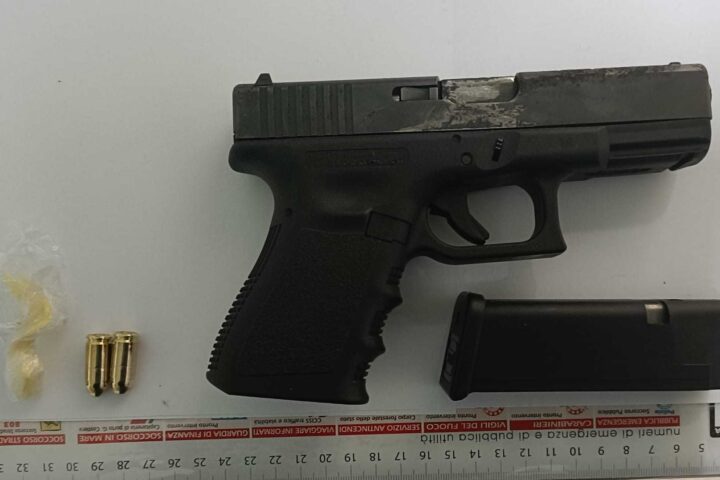 Spoltore, uomo armato di pistola irrompe in una sala slot e minaccia i presenti: arrestato dai Carabinieri