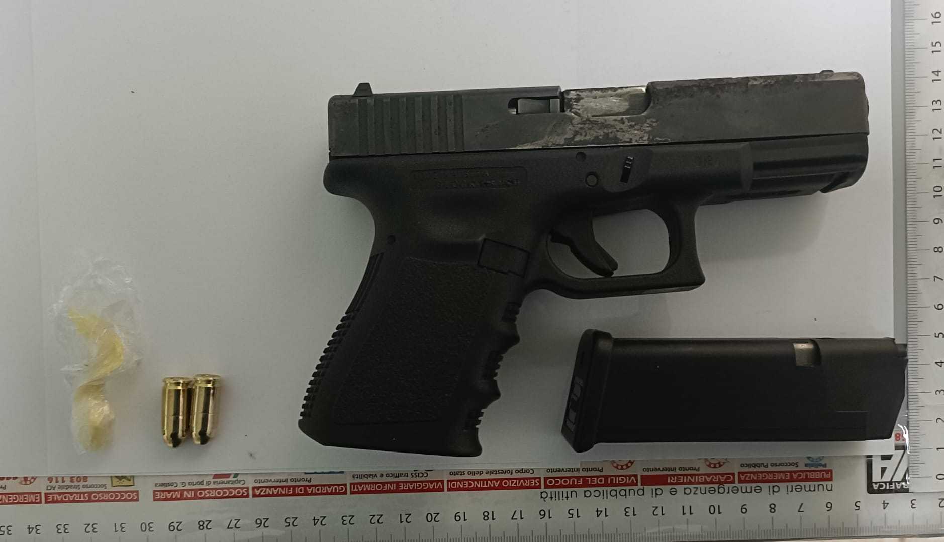 Spoltore, uomo armato di pistola irrompe in una sala slot e minaccia i presenti: arrestato dai Carabinieri