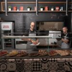 Su Gambero Rosso il racconto del locale "La Compagnia della Pizza" di Valerio Valle: «La mia non è una pizza in teglia, né alla pala, né una New York Style. Sentivo il bisogno di darle un nome, di riconoscerla e valorizzarla»