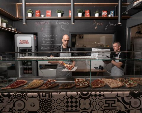 Su Gambero Rosso il racconto del locale "La Compagnia della Pizza" di Valerio Valle: «La mia non è una pizza in teglia, né alla pala, né una New York Style. Sentivo il bisogno di darle un nome, di riconoscerla e valorizzarla»