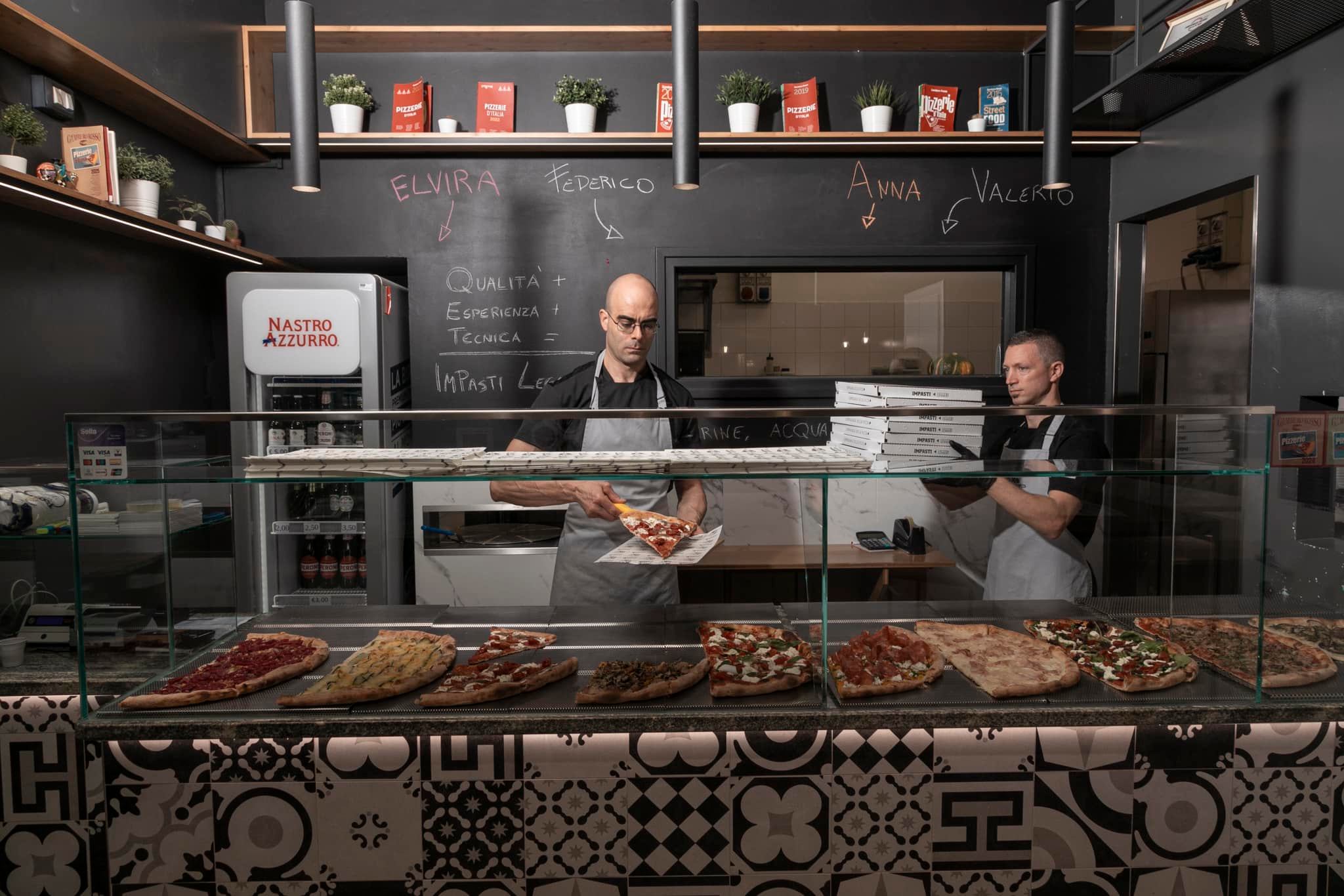 Su Gambero Rosso il racconto del locale "La Compagnia della Pizza" di Valerio Valle: «La mia non è una pizza in teglia, né alla pala, né una New York Style. Sentivo il bisogno di darle un nome, di riconoscerla e valorizzarla»
