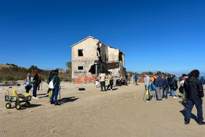 Una mattinata di solidarietà e inclusione promossa dalla Asl di Teramo: quaranta partecipanti tra utenti, operatori e volontari insieme per la tutela dell’ambiente e il benessere psicologico