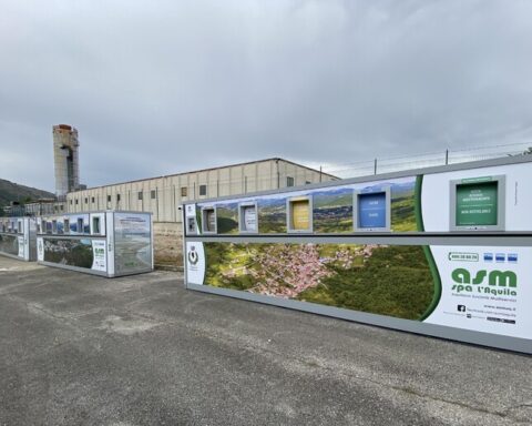 Impianto dell’Asm a L’Aquila, l’azienda che si occupa della raccolta e dello smaltimento dei rifiuti nel capoluogo, al centro della denuncia delle opposizioni per la crisi finanziaria che sta rallentando il servizio di raccolta.