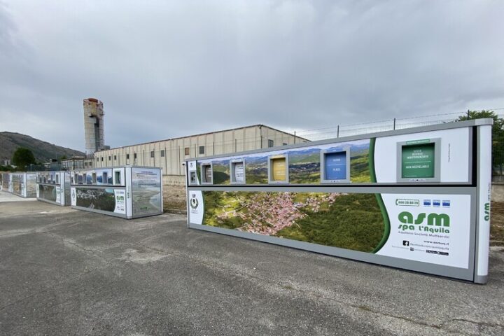 Impianto dell’Asm a L’Aquila, l’azienda che si occupa della raccolta e dello smaltimento dei rifiuti nel capoluogo, al centro della denuncia delle opposizioni per la crisi finanziaria che sta rallentando il servizio di raccolta.