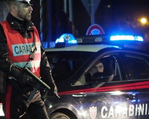 La pattuglia dei Carabinieri della Stazione di Magliano de’ Marsi che ha rintracciato l’uomo fuggito con la vettura in prova