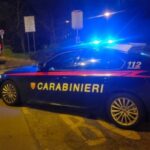 Una pattuglia dei Carabinieri ha intercettato l’auto con a bordo i due truffatori subito dopo il raggiro ai danni della 90enne aquilana, recuperando l’intera refurtiva