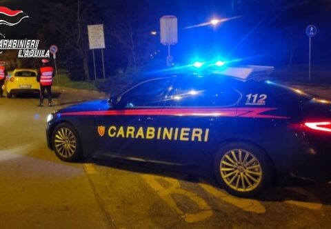 Una pattuglia dei Carabinieri ha intercettato l’auto con a bordo i due truffatori subito dopo il raggiro ai danni della 90enne aquilana, recuperando l’intera refurtiva