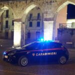 Una pattuglia dei Carabinieri della Compagnia di Sulmona impegnata in un servizio notturno di controllo nel centro cittadino. L’operazione è legata all’indagine che ha portato all’arresto di tre giovani accusati di abusi su una minore.