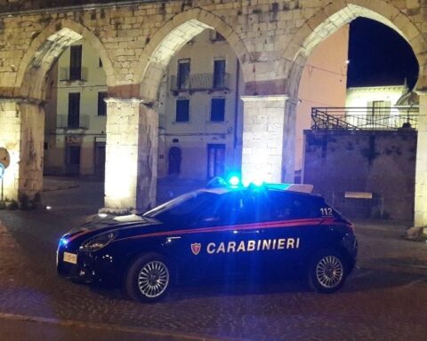 Una pattuglia dei Carabinieri della Compagnia di Sulmona impegnata in un servizio notturno di controllo nel centro cittadino. L’operazione è legata all’indagine che ha portato all’arresto di tre giovani accusati di abusi su una minore.