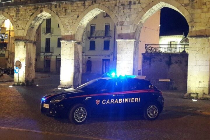 Una pattuglia dei Carabinieri della Compagnia di Sulmona impegnata in un servizio notturno di controllo nel centro cittadino. L’operazione è legata all’indagine che ha portato all’arresto di tre giovani accusati di abusi su una minore.