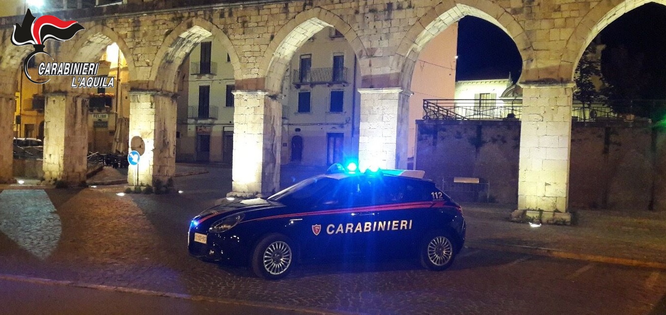Una pattuglia dei Carabinieri della Compagnia di Sulmona impegnata in un servizio notturno di controllo nel centro cittadino. L’operazione è legata all’indagine che ha portato all’arresto di tre giovani accusati di abusi su una minore.
