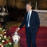 Il presidente della Regione Abruzzo, Marco Marsilio, accanto a una delle anfore in ceramica aquilana con l’olio offerto per alimentare la Lampada votiva dei Comuni d’Italia nella Basilica di San Francesco ad Assisi