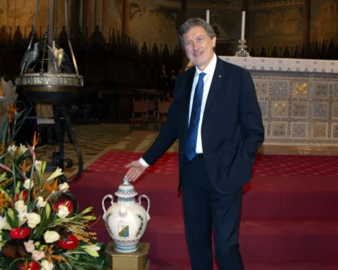 Il presidente della Regione Abruzzo, Marco Marsilio, accanto a una delle anfore in ceramica aquilana con l’olio offerto per alimentare la Lampada votiva dei Comuni d’Italia nella Basilica di San Francesco ad Assisi