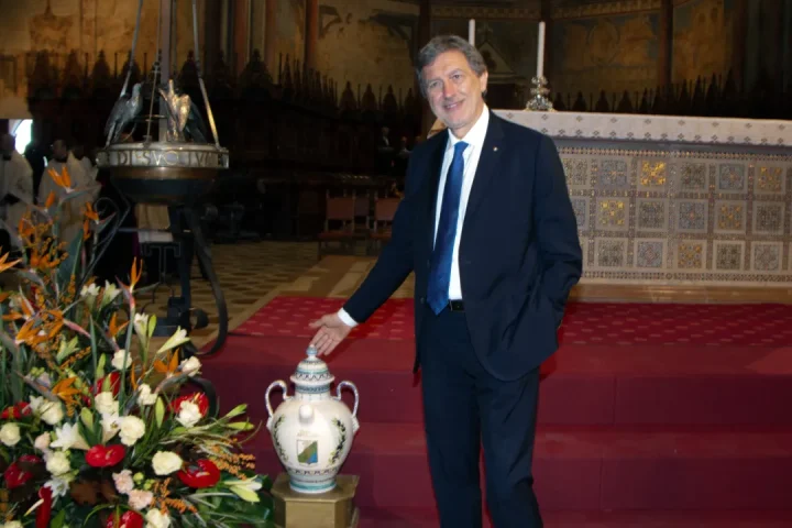 Il presidente della Regione Abruzzo, Marco Marsilio, accanto a una delle anfore in ceramica aquilana con l’olio offerto per alimentare la Lampada votiva dei Comuni d’Italia nella Basilica di San Francesco ad Assisi