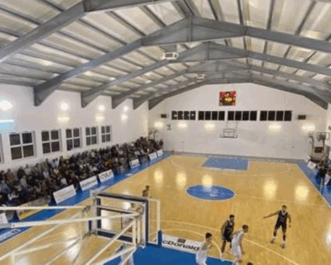 Interno del PalaAngeli di Sant’Elia durante una partita del Nuovo Basket Aquilano, la struttura che sarà ampliata con nuove tribune e spazi destinati anche a eventi e concerti.