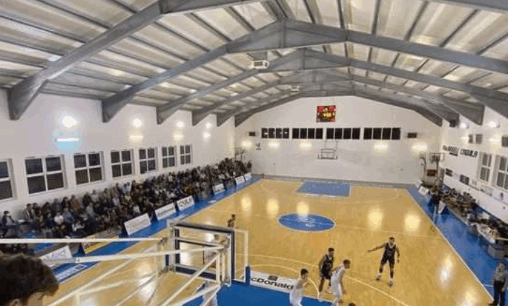 Interno del PalaAngeli di Sant’Elia durante una partita del Nuovo Basket Aquilano, la struttura che sarà ampliata con nuove tribune e spazi destinati anche a eventi e concerti.