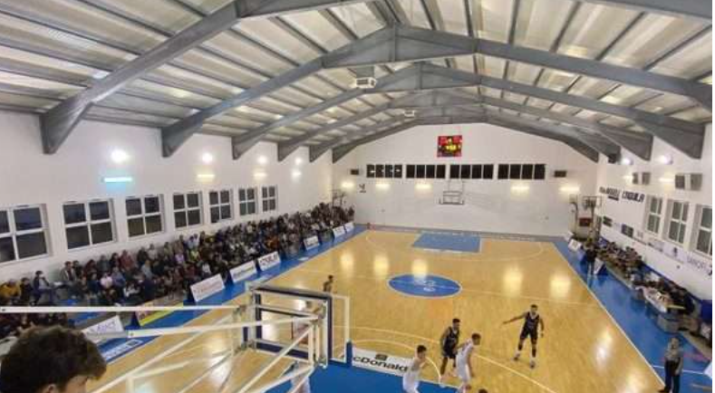 Interno del PalaAngeli di Sant’Elia durante una partita del Nuovo Basket Aquilano, la struttura che sarà ampliata con nuove tribune e spazi destinati anche a eventi e concerti.