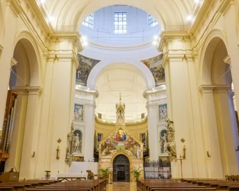 La Porziuncola custodita all’interno della Basilica di Santa Maria degli Angeli ad Assisi, cuore delle celebrazioni in onore di San Francesco. Un luogo simbolico che si lega idealmente a Collemaggio e alla tradizione spirituale dell’Abruzzo