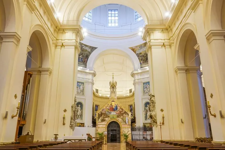La Porziuncola custodita all’interno della Basilica di Santa Maria degli Angeli ad Assisi, cuore delle celebrazioni in onore di San Francesco. Un luogo simbolico che si lega idealmente a Collemaggio e alla tradizione spirituale dell’Abruzzo
