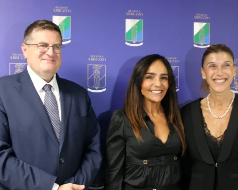 L’assessore regionale Roberto Santangelo con la nuova direttrice del settore Cultura e Sociale Emanuela Grimaldi e la dirigente Romina Ciaffi. La presentazione dell’Avviso “Supporto all’invecchiamento attivo” a L’Aquila