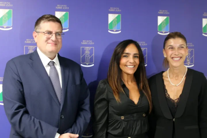 L’assessore regionale Roberto Santangelo con la nuova direttrice del settore Cultura e Sociale Emanuela Grimaldi e la dirigente Romina Ciaffi. La presentazione dell’Avviso “Supporto all’invecchiamento attivo” a L’Aquila