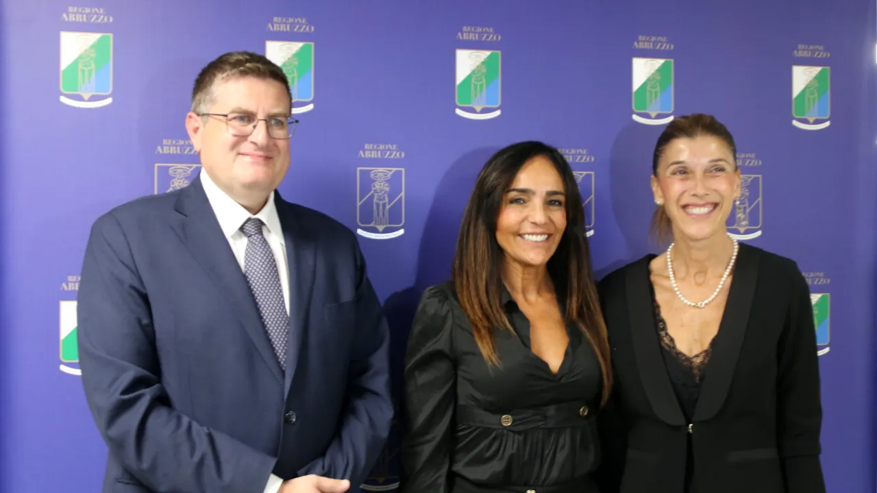 L’assessore regionale Roberto Santangelo con la nuova direttrice del settore Cultura e Sociale Emanuela Grimaldi e la dirigente Romina Ciaffi. La presentazione dell’Avviso “Supporto all’invecchiamento attivo” a L’Aquila