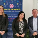 Foto di gruppo durante l’inaugurazione dell’Ufficio di Prossimità di Castel di Sangro, con rappresentanti istituzionali e personale del nuovo presidio di giustizia