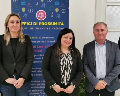 Foto di gruppo durante l’inaugurazione dell’Ufficio di Prossimità di Castel di Sangro, con rappresentanti istituzionali e personale del nuovo presidio di giustizia