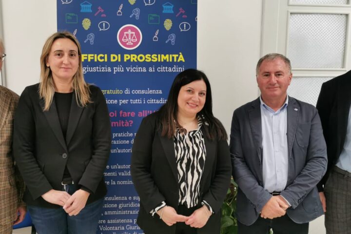 Foto di gruppo durante l’inaugurazione dell’Ufficio di Prossimità di Castel di Sangro, con rappresentanti istituzionali e personale del nuovo presidio di giustizia