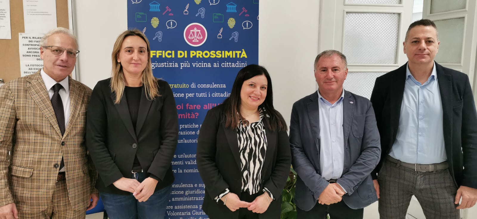 Foto di gruppo durante l’inaugurazione dell’Ufficio di Prossimità di Castel di Sangro, con rappresentanti istituzionali e personale del nuovo presidio di giustizia
