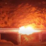 L’esplosione controllata all’alba durante la demolizione della carreggiata ovest del viadotto Valle Orsara, lungo l’autostrada A24 nei pressi di Tornimparte