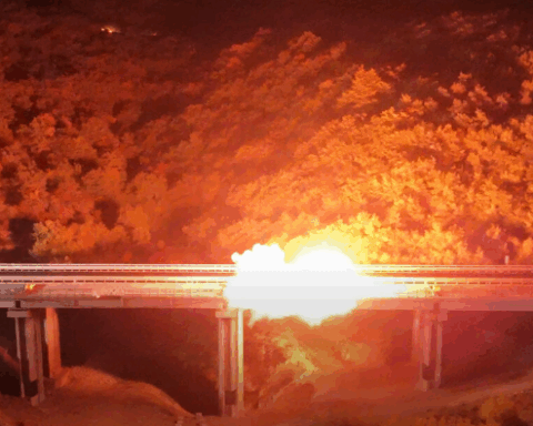 L’esplosione controllata all’alba durante la demolizione della carreggiata ovest del viadotto Valle Orsara, lungo l’autostrada A24 nei pressi di Tornimparte