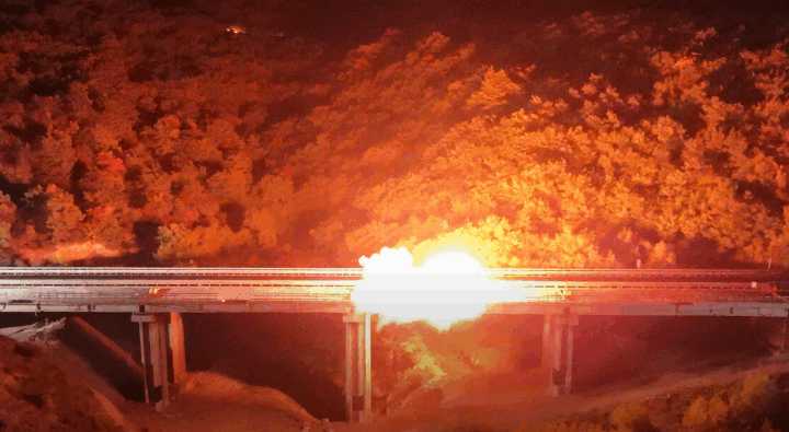 L’esplosione controllata all’alba durante la demolizione della carreggiata ovest del viadotto Valle Orsara, lungo l’autostrada A24 nei pressi di Tornimparte