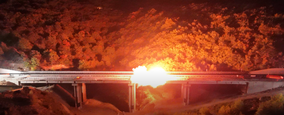 L’esplosione controllata all’alba durante la demolizione della carreggiata ovest del viadotto Valle Orsara, lungo l’autostrada A24 nei pressi di Tornimparte