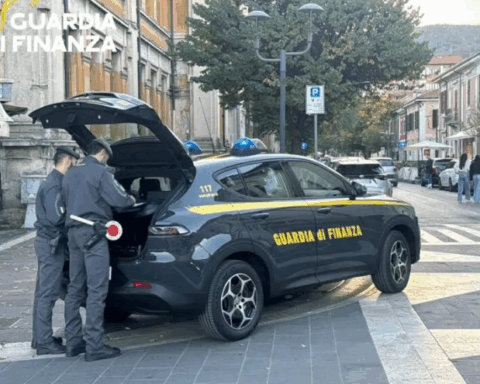 Militari della Guardia di Finanza di Avezzano durante un controllo del territorio nell’area del terminal bus, dove è avvenuto l’arresto per spaccio di hashish