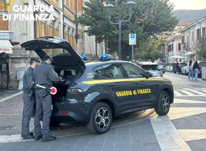 Militari della Guardia di Finanza di Avezzano durante un controllo del territorio nell’area del terminal bus, dove è avvenuto l’arresto per spaccio di hashish