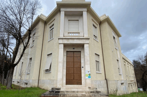 L’ex asilo di via Duca degli Abruzzi a L’Aquila, recentemente ristrutturato, diventerà un laboratorio di creatività e innovazione per i giovani under 35. La struttura sarà gestita nell’ambito del progetto “Innova-Giovani”, promosso dal Comune e da Anci per valorizzare il centro storico.