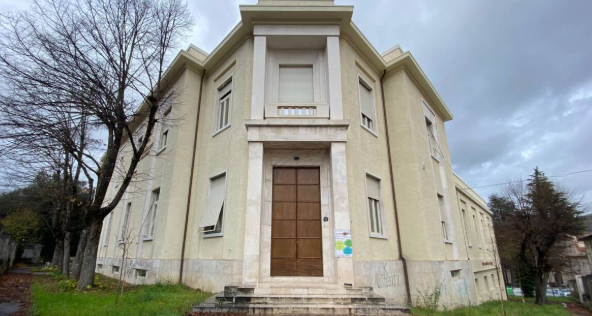 L’ex asilo di via Duca degli Abruzzi a L’Aquila, recentemente ristrutturato, diventerà un laboratorio di creatività e innovazione per i giovani under 35. La struttura sarà gestita nell’ambito del progetto “Innova-Giovani”, promosso dal Comune e da Anci per valorizzare il centro storico.