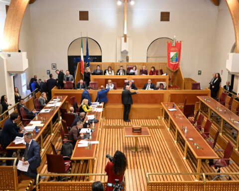 L’Aula del Consiglio regionale d’Abruzzo durante la discussione sul disegno di legge sulle Cooperative di Comunità, con l'abbandono dei lavori da parte delle opposizioni.