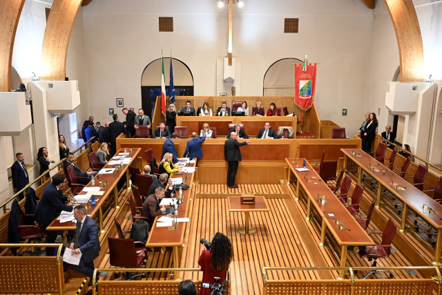 L’Aula del Consiglio regionale d’Abruzzo durante la discussione sul disegno di legge sulle Cooperative di Comunità, con l'abbandono dei lavori da parte delle opposizioni.